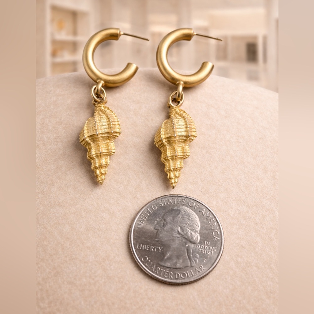 Vintage Gold Tone Hoop Dangle Seashell Charm Earrings Beach Ocean Shore Fashion - Picture 2 of 3